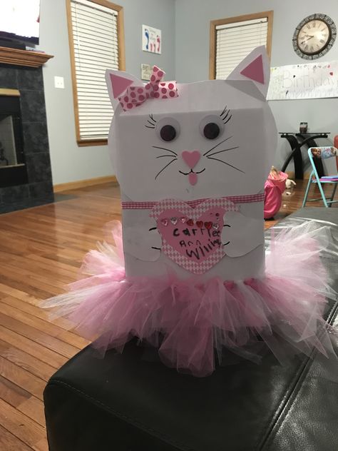 Cat valentine box Girls Valentines Boxes, Valentine Boxes For School, Diy Valentines Box, Kids Valentine Boxes, Crafts Valentines, Valentines Day Cards Diy, Valentines Bricolage, Valentine Card Box, School Valentines