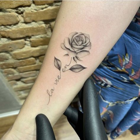 Rose Word Tattoo, Rose With Words Tattoo, Rose With Name Stem Tattoo, Rose Tattoo With Words As Stem, Love Rose Tattoo, Roos Tattoo, Back Tattoo Women Upper, Rose Tattoo With Name, Dragon Tattoo Ideas