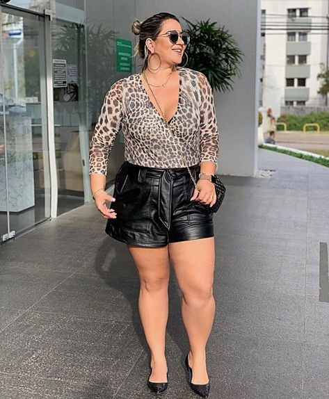 Plus Size Leather Shorts Outfit, Leather Skirt Outfit Winter, Leather Shorts Outfit, Plus Size Leather, Leather Skirt Outfit, Winter Skirt Outfit, Shorts Outfit, Leather Jeans, Outfit Winter