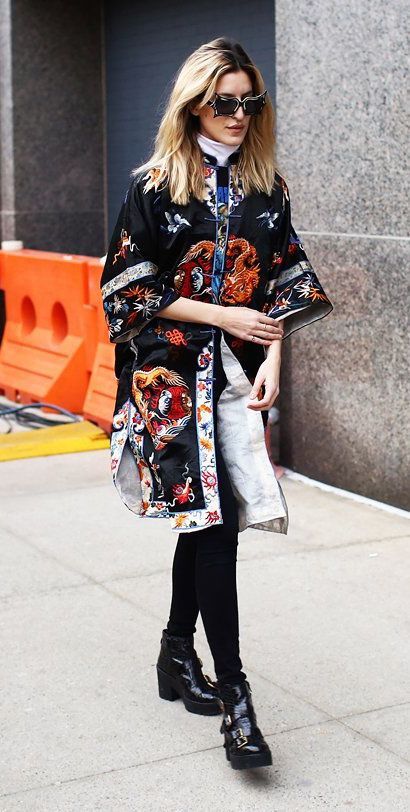 How To Wear Kimono, Look Kimono, Kimono Style Jacket, 일본 패션, Kimono Outfit, Walking Down The Street, Kimono Wrap, Kimono Jacket, Kimono Fashion