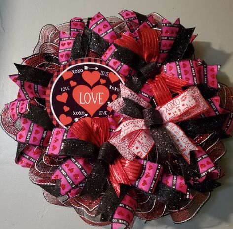 Pancake style Valentine wreath ❤️ Valentine Diy, Valentine Wreath, Deco Mesh Wreaths, Mesh Wreaths, Valentines Diy, Deco Mesh, Halloween Wreath, Wreath, Valentines