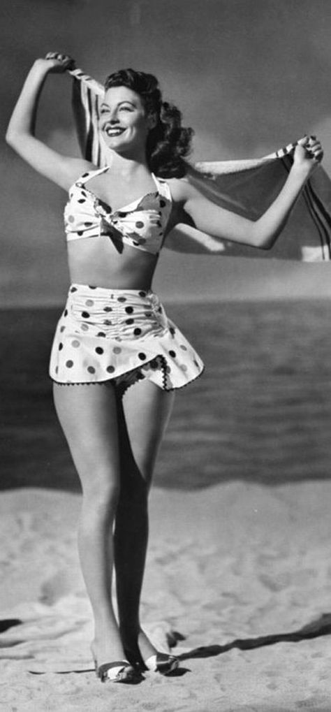 Polka Dots Fashion – Vintage Photos of Sexy Women Wearing Spotty Swimsuits Vintage Two Piece Swimsuit, Historical Swimwear, Polka Dots Fashion Vintage, Vintage Bikinis, Bikinis Retro, Milton Greene, Dots Fashion, Glamour Vintage, Polka Dots Fashion