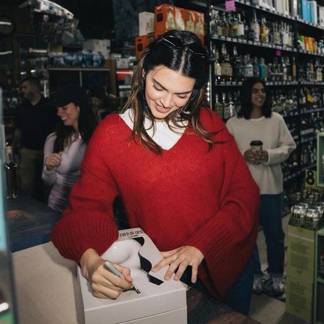 Kendall Jenner Sweater, Kendall Kenner, Kendall Jenner 818, Kendall Jenner Red, Kendall Jenner Outfits Casual, 818 Tequila, Kendall Jenner Icons, Kendall Style, Kendall Jenner Outfits