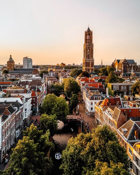 Finallyyy I can create new shots with the unpacked Domtoren!!! ❤️ Fun fact: five minutes after I flew my drone to take this photo, I was invited to join the people in the boat in the photo. 🥰 . . . . #thegreatplanet #living_destinations #oudegracht #oudegrachtutrecht #utrecht #utrechtcity #bestofnetherlands #kings_villages #travellingtroughtheworld #europestyle_ #postcardplaces #citiesoftheworld #voyaged #travelanddestinations #map_of_europe #cbviews #hello_cities #mybestcityshots #thepr... Utrecht Aesthetic, Utrecht University, Journal Pictures, Utrecht Netherlands, Europe Map, Europe Fashion, July 25, 2025 Vision, Utrecht