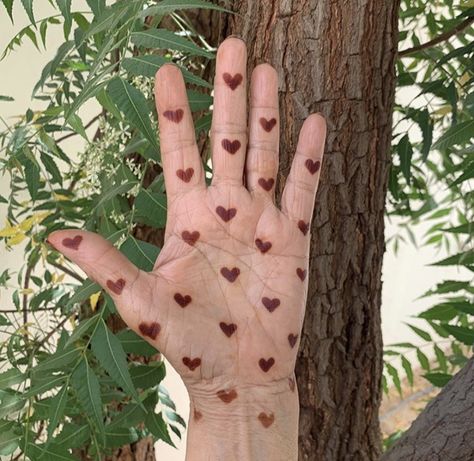 Heart Mhendi Design, Simple Heart Mehndi Designs, Heart Mehendi Designs, Aesthetic Henna Designs Simple, Simple Eid Henna, Henna Designs Aesthetic, Heart Henna Designs, Heart Mehndi Designs, Heart Mehendi