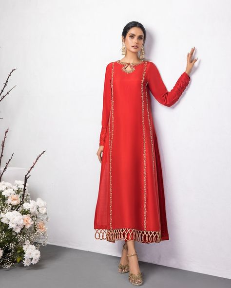 Raw Silk Suit Designs Indian, Shadi Season, Raw Silk Pants, Silk Kurti Designs, Design Mehndi, Luxury Pret, Latest Dress Design, Pakistani Dresses Casual, Beautiful Pakistani Dresses