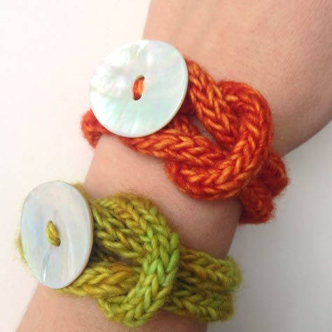 Knitted Bracelets, Hantverk Diy, Spool Knitting, Bracelet Crochet, French Knitting, Knit Bracelet, Knit Jewelry, Finger Knitting, Crochet Bracelet