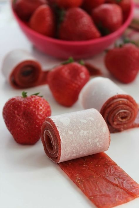 SG9tZW1hZGUgRnJ1aXQgUm9sbCBVcCA= Strawberry Roll Ups, Fruit Rollups, Finger Snacks, Fruit Leather Recipe, Diy Snacks, Fruit Roll, Fruit Roll Ups, Strawberry Fruit, Homemade Snacks