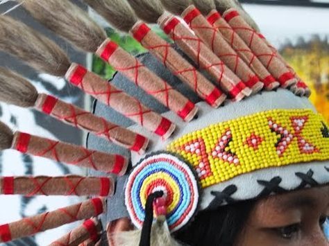 DIY Full Tutorial - Making A Native American Headdress / War Bonnet - YouTube Native American Songs, American Indian Crafts, Indian Warrior, Native American Tattoos, Native American Headdress, Native Beading Patterns, Native American Images, Native American Clothing, Indian Headdress