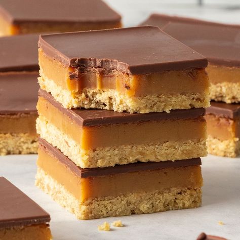 Caramel Slice Caramel Candies Recipe, Chocolate Caramel Slice, Caramel Biscuits, Coconut Biscuits, Sweet Bakes, Caramel Filling, Caramel Slice, Caramel Crunch, Caramel Desserts