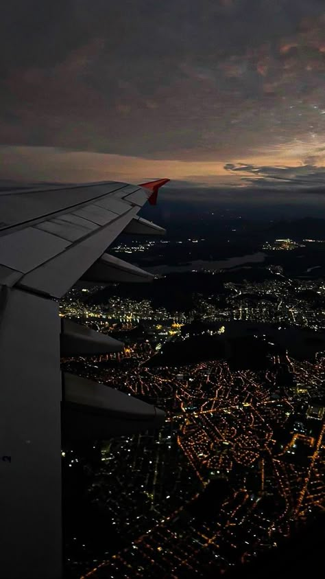 City Lights At Night, Airport Aesthetic, Lights At Night, Travel Picture Ideas, Airplane Window, City At Night, Travel Pictures Poses, Chasing Dreams, Night Scenery