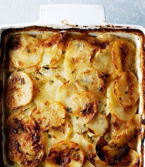 Potato Dauphinoise, Celeriac Recipes, Dauphinoise Potatoes, Potatoes Dauphinoise, Fakeaway Recipes, Jamie Oliver Recipes, 15 Minute Meals, Roast Recipe, Healthy Family Meals