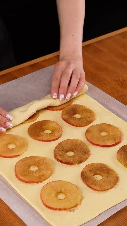 Dessert in 5 minutes! Just puff pastry and 2 apples Puff Pastry Pineapple Rings, Apples Wrapped In Puff Pastry, Easy Apple Puff Pastry Recipes, Apple Pie Puff Pastry Simple, Apple Puffed Pastry Recipes, Apple In Puff Pastry, Apple Puff Pastry Donut, Puff Pastry Recipes Dessert Apple, Puff Pastry Apple Rings