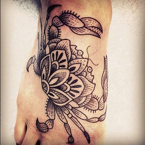 Last one in Landshut- little crab on Janna's little foot - thank you! Mandala Arm Tattoo, Tattoos For Women On Thigh, Dotwork Tattoo Mandala, Crab Tattoo, Horoscope Tattoos, Zodiac Sign Tattoos, Geometric Tattoo Design, Japanese Tattoos, Gorgeous Tattoos