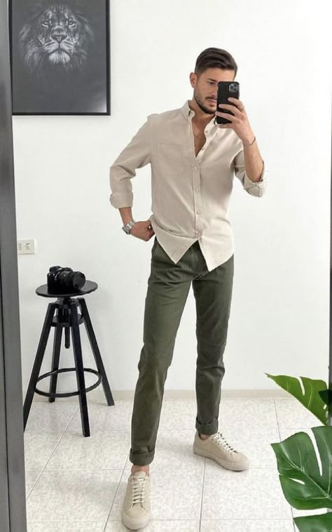 Chinos Men Outfit, Beige Hose, Mens Smart Casual Outfits, Mens Business Casual Outfits, Herren Style, Minimalist Fashion Men, Pants Outfit Men, Classy Outfits Men, Mens Casual Outfits Summer