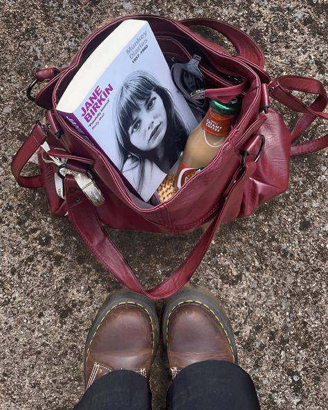 love my red bag 💋 Fall Red Aesthetic, Outfits With Red Bag, Cherry Red Bag, Red Purse Aesthetic, Red Leather Bag Outfit, What’s In My Bag Aesthetic, Red Bag Aesthetic, What's In My Bag Aesthetic, Dark Red Bag