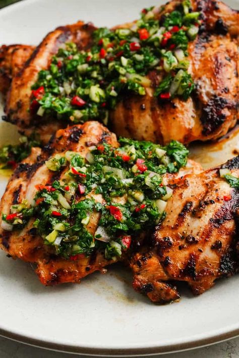 Chimichurri Chicken, Chicken Grill, Marinate Chicken, Grill Chicken, Quick And Easy Appetizers, Chimichurri Sauce, Fresh Salad, Red Chili Flakes, Chili Flakes