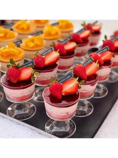 Yoghurt Parfait, Dessert Mini, Mini Dessert Cups, Dessert Cup, Cocktail Cup, Pudding Cups, Ice Cream Cup, Cocktail Desserts, Cream Desserts