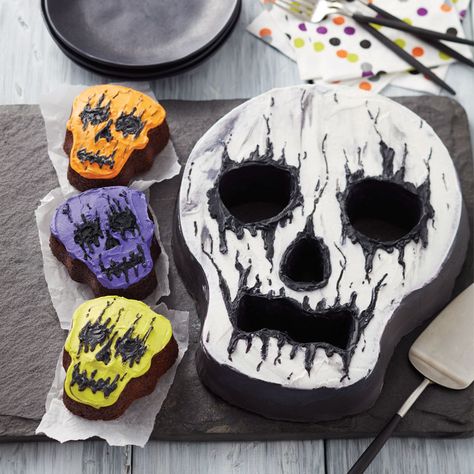 Wilton Creepy Halloween Skull Cake - Halloween dessert ideas - skull pan cake and mini cakes Skull Cake Pan, Orange Cake Easy, Witch Cake, Creepy Halloween Food, Halloween Birthday Cakes, Skull Cake, Halloween Sprinkles, Monster Cake, Halloween Treats Easy