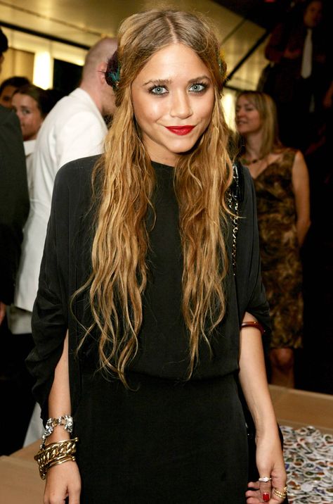 Ashley Olsen Hair, Olsen Fashion, Olsen Twins Style, Olsen Sister, Layered Haircuts With Bangs, Mary Kate Ashley, Fabulous Style, Olsen Twins, Mary Kate Olsen