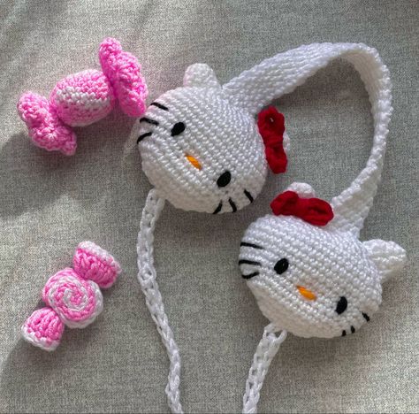 Earmuff Crochet, Hello Kitty Earmuffs, Hello Kitty And Kuromi, Crochet Ear Warmer Headband, Crochet Hello Kitty, Hello Kitty Crochet, Crochet Ear Warmer, Ear Warmer Headband, Crochet Inspo