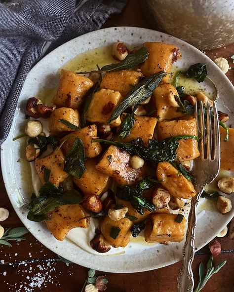 Homemade Sweet Potato Gnocchi with Brown Butter Sage & Spinach Sauce. Fall gnocchi dishes are definitely some of my favorite. These sweet potato gnocchis in a brown butter sauce are definitely at the top of my list. First of all there’s nothing better than a homemade gnocchi. But the nutty b Butternut Squash Sage, Brown Butter Sage, Buttery Shrimp, Gnocchi Dishes, Spinach Sauce, Spinach Artichoke Chicken, Brown Butter Sauce, Corn Pasta, Mango Avocado Salsa