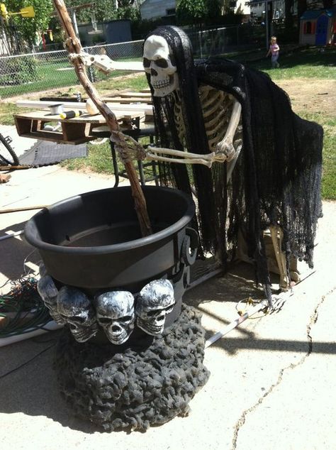 skeleton stirring something in a cauldron can be placed at your front porch or in the backyard Cauldron Creep, Scary Halloween Decorations Diy, Dekorasi Halloween, Halloween Diy Outdoor, Halloween Outside, Halloween Props Diy, Creepy Halloween Decorations, Diy Halloween Decor, Halloween Prop