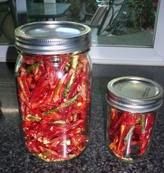 How to: Dehydrate peppers (or garlic, onion, etc) Dehydrating Bell Peppers, Serrano Recipes, Dehydrating Peppers, Dehydrate Peppers, Cooking Schedule, Dehydrated Recipes, Pickled Hot Peppers, Freezing Peppers, Easy Strawberry Jam