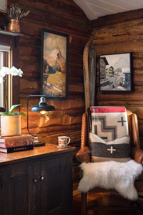 . — Style Jackson Hole Cabin Bedroom Decor, Cozy Bedroom Design, Cabin Chic, Cabin Living Room, Cabin Aesthetic, Ski Cabin, Cabin Bedroom, Casa Country, Vintage Cabin