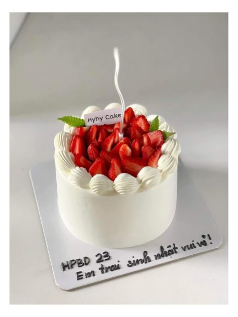 Minimalist Cake Strawberry, Bday Cake Strawberry, Cake Buah, Strawberry Cake Design, Strawberry Cake Decorations, Fruit Birthday Cake, Fruit Cake Design, Strawberry Birthday Cake, Small Birthday Cakes