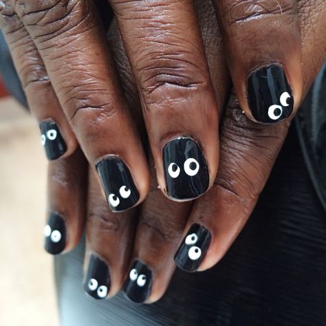 Black Nails With Eyes, Halloween Nail Painting Ideas, Black Halloween Pedicure, Halloween Striped Nails, Black Eye Nails, Halloween Nails Eyes, Googly Eye Nails, Short Clown Nails, Spooky Toe Nails