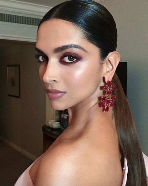 43 Cool Makeup Ideas to Steal From Celebrities | Glamour Maroon Dress Makeup, Fall Bridal Makeup, Maroon Makeup, Burgundy Makeup Look, Maroon Eye Makeup, Eye Makeup Natural, Burgundy Makeup, Pretty Eye Makeup, Celebrity Makeup Looks