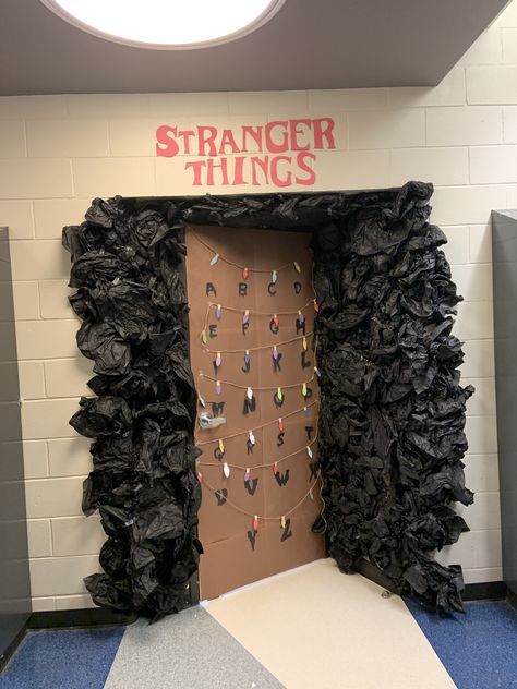 Stranger Things Door, Halloween Door Decorations Classroom, Stranger Things Halloween Party, Stranger Things Theme, Stranger Things Tv Series, Office Halloween Decorations, Stranger Things Halloween, Halloween Party Snacks, Halloween Classroom