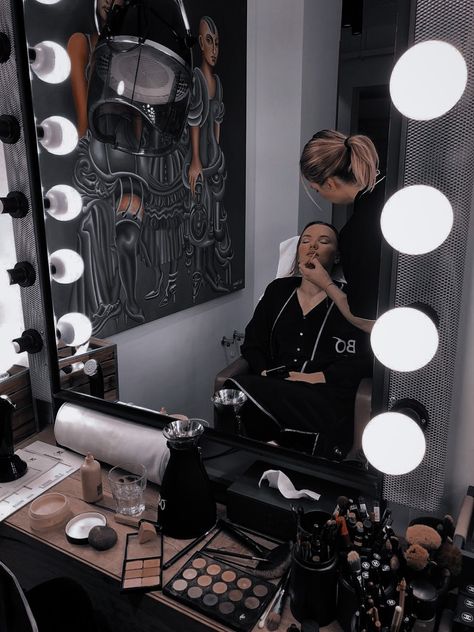 Makeup Filming Setup, 2025 Vision Board Makeup Artist, Successful Makeup Artist Aesthetic, Mua Vision Board, Mua Aesthetic Job, Make Up Artist Aesthetic, Makeup Artist Photoshoot Ideas, Envy Aesthetic, Study Makeup