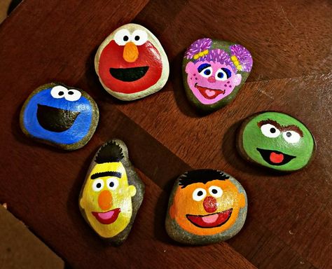 Painted rocks sesame street Sesame Street Rock Painting, Sesame Street Painted Rocks, Ernie Und Bert, 2nd Birthday Boys, Sesame Street Characters, Painted Rocks Diy, Rock Painting Patterns, Paint Rock, Rock Painting Designs