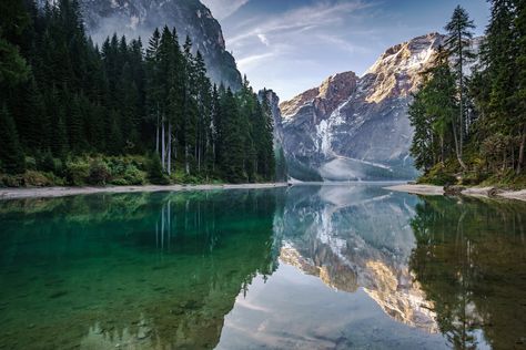 Reflection Pictures, Screen Savers Wallpapers, Forest Mountain, Lake Pictures, Lake Landscape, Aesthetic Desktop Wallpaper, Beautiful Places Nature, Mountain Lake, Beautiful Mountains