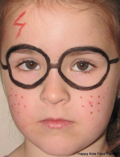 Paint faces to look like Harry Potter at your outdoor movie party - A unique outdoor movie night theming idea from Southern Outdoor Cinema. Face Painting Inspiration, Kids Face Painting Easy, Maquillage Harry Potter, Kids Halloween Face, Easy Halloween Face Painting, Halloween Face Painting, Easy Face Painting Designs, Mime Face Paint, Harry Potter Makeup