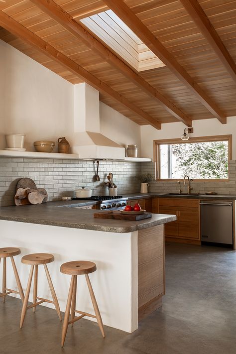 Inside the Desert Home of Photographer Magdalena Wosinska Adobe Home, Adobe House, Built In Furniture, Desert Homes, Kitchen Wall, 인테리어 디자인, Kitchen Renovation, A Kitchen, Home Interior