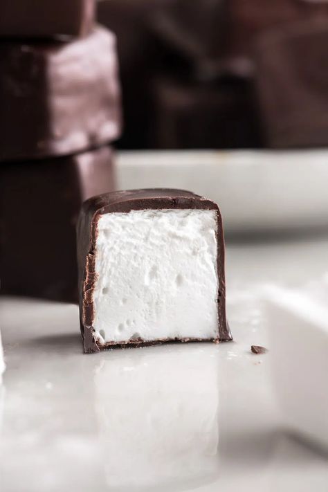 Chocolate Covered Marshmallow, Marshmallow Recipes, Covered Marshmallows, Homemade Marshmallow Recipe, Hummingbird Cake Recipes, Marshmallow Bars, Chocolate Dipped Marshmallows, Boo Baskets, Homemade Marshmallow