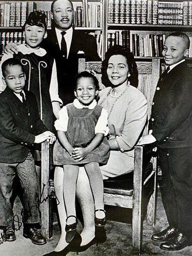 Love and Appreciate this photo. Dr. Martin Luther King Jr. with his family in December 1966, Dexter King, Martin Luther King Pictures, Martin Luther King Family, Bernice King, Rodney King, Official Portrait, Historical Pics, Coretta Scott King, Very Important Person