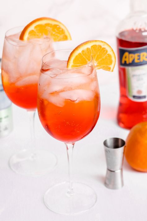 Classic Aperol Spritz Recipe (3-2-1) Prosecco Aperol Spritz, Best Aperol Spritz Recipe, Aperol Cocktail Recipes, Spritz Bachelorette, Fruity Summer Cocktails, Business Drinks, Italian Spritz, Aperol Spritz Recipe, Holiday Beverages