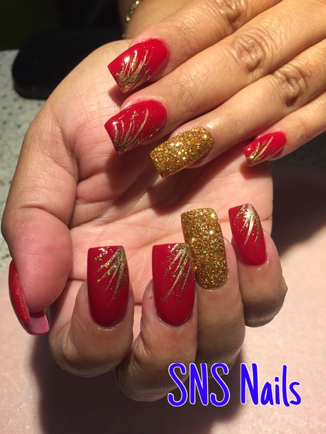 SNS nails with designs ! Holiday Nails Sns Powder, Red Sns Nails Designs, Acrylic Nails Minimalist, Sns Christmas Nails Ideas, Christmas Sns Nails, Fancy Red Nails Sparkle, Christmas Sns Nails Ideas, Red Christmas Present Nails, Nail Falling Off