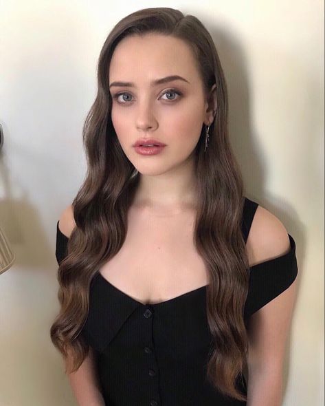 Brunette Hair Pale Skin, Soft Summer Makeup, Dakota Blue Richards, Hair Pale Skin, Katherine Langford, Comedy Film, Black Comedy, Celebrity Look Alike, Tv Awards