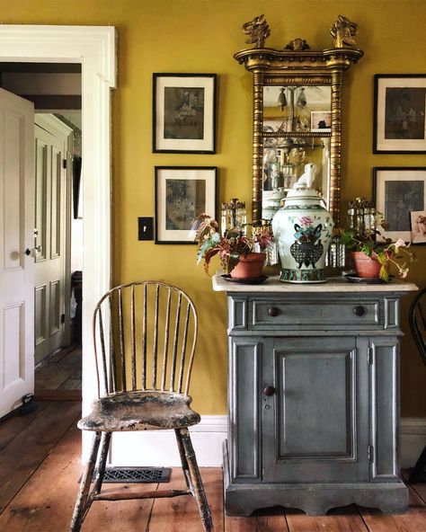 PAINT COLOR PLEASE! Historic Paint Colours, Yellow Paint Colors, Dining Room Paint, Exterior House Color, Yellow Living Room, Yellow Interior, Colors For Home, Room Paint Colors, Yellow Walls