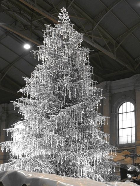 Swarovski Crystal Christmas Tree  This display really knocks your eyes out. Zurich Train Station - Pretty Christmas Trees, Crystal Christmas Tree, Crystal Christmas, Amber Rose, Beautiful Christmas Trees, Photo Tree, Noel Christmas, Christmas Love, Christmas Joy