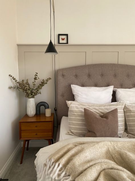 Beige Paneling Bedroom, Simple Panelling Bedroom, Bedroom Panelling Beige, Beige Wall Panelling Bedroom, Spare Bedroom Panelling, Scandi Neutral Bedroom, Oatmeal Colour Bedroom, Beige Sage Bedroom, Taupe Bedroom Accent Wall