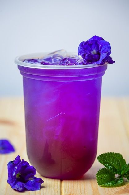 Butterfly Pea Drink, Ice Tea Photography, Purple Juice, Iced Black Coffee, Photo Butterfly, Mojito Drink, Coconut Juice, Ice Drink, Pop Ice