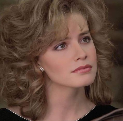 Elizabeth Shue, 80s Actresses, 1980s Hair, Elisabeth Shue, 80s Hair, Valley Girls, New Hair Colors, Feminine Beauty, Hair Designs