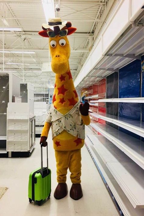 This Photo of the Toys "R" Us Giraffe in an Empty Store Will Make You Ugly Cry Toys R Us Giraffe, Figures Display, Giant Dinosaur, Thanks For The Memories, Retro Game, Babies R Us, Friends Birthday, Toys R Us, What’s Going On