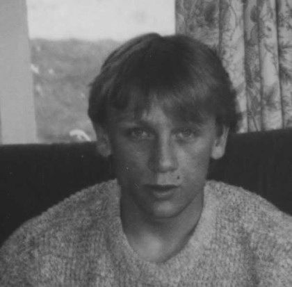 Daniel Craig so young?? He was still a cutie :) Young Daniel Craig, Daniel Craig Young, Daniel Craig Style, Celebrity Yearbook Photos, Daniel Craig James Bond, Famous Kids, Celebrities Then And Now, Young Celebrities, Hooray For Hollywood